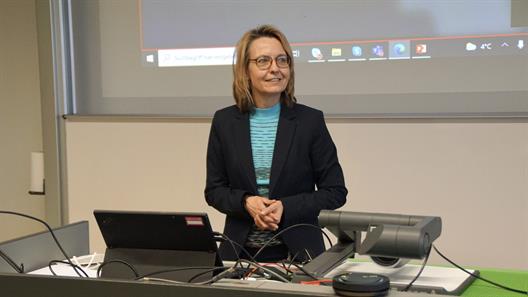 Prof. Dr. Mouna Thiele präsentiert den größten Studiengang des Fachbereiches, den Bachelor Business Administration.